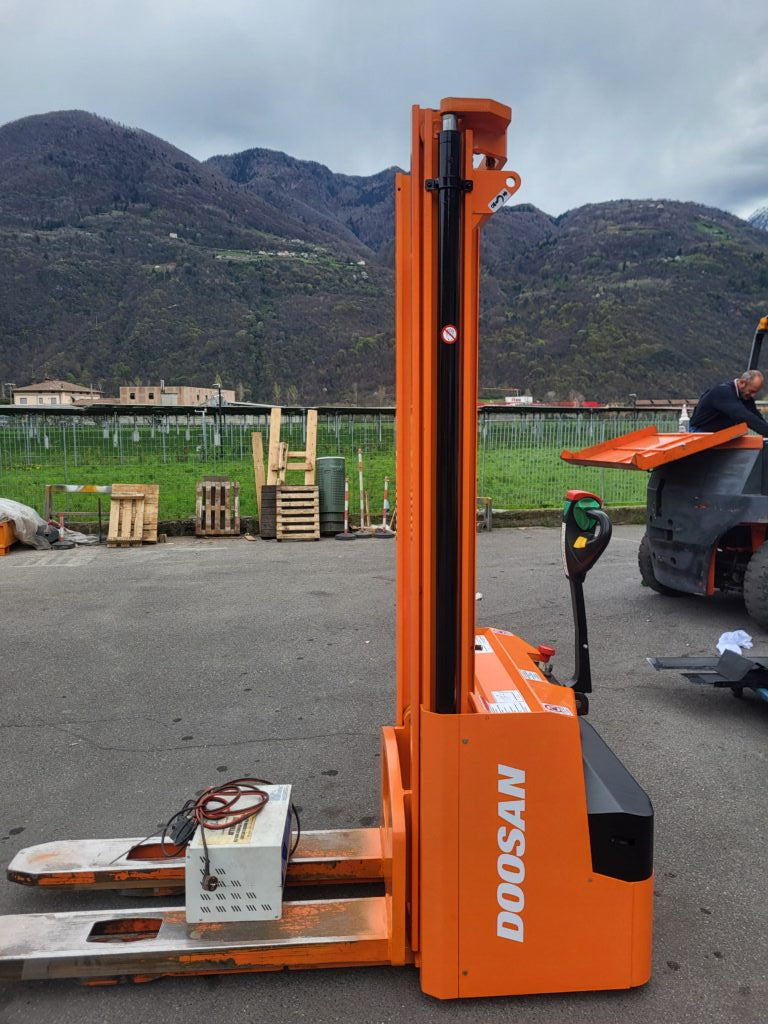 Transpallet Doosan LEDS 16