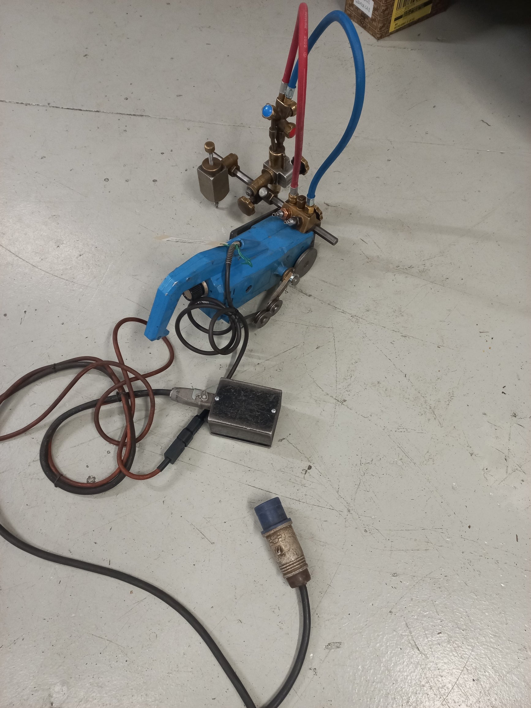 Carrello ossitaglio usato